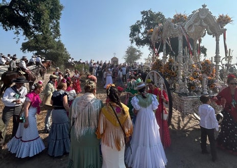Imagen secundaria 1 - Arriba, momento de la misa de romeros en Gibraleón. Abajo izquierda, Lucena del Puerto tras su salida. A la izquierda, el simpecado de Escacena
