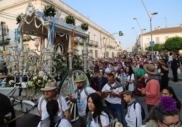El Rocío 2025: Un abuelo y sus diez nietos dirigen a la hermandad de San Juan del Puerto hasta la aldea