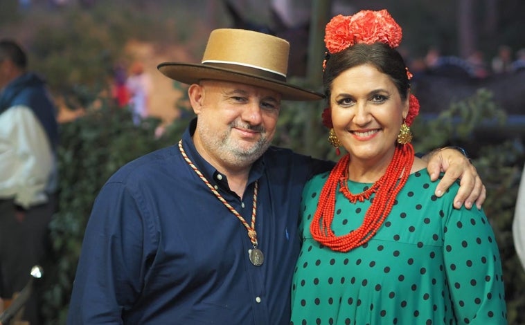 Imagen principal - Antonio Caballero y Lauri Garrido, trovadores por sevillanas de cada salida rociera de Moguer