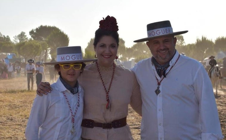 Imagen principal - Antonio Caballero y Lauri Garrido, trovadores por sevillanas de cada salida rociera de Moguer
