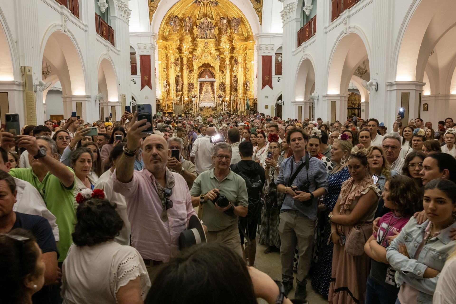 La hermandad de Almonte abre las puertas de la aldea para dar comienzo a la romería del Rocío 2025