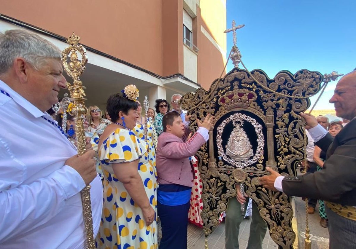 Antonio Rafael Márquez, con el Simpecado de la Hermandad del Rocío de San Juan