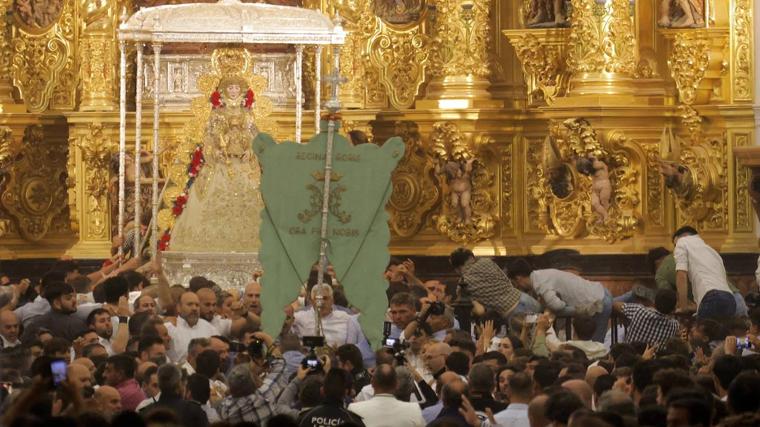 Momento del salto de la reja durante la Romería de 2024