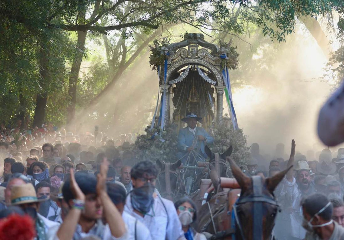 El Simpecado de la Hermandad de Huelva a su llegada a la Charca