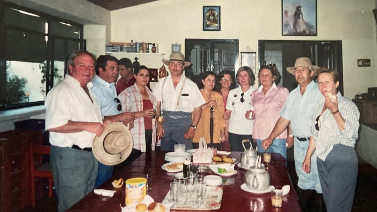 Reunión original de la casa en Águila Imperial, 191, cuya descendencia ha mantenido la tradición rociera