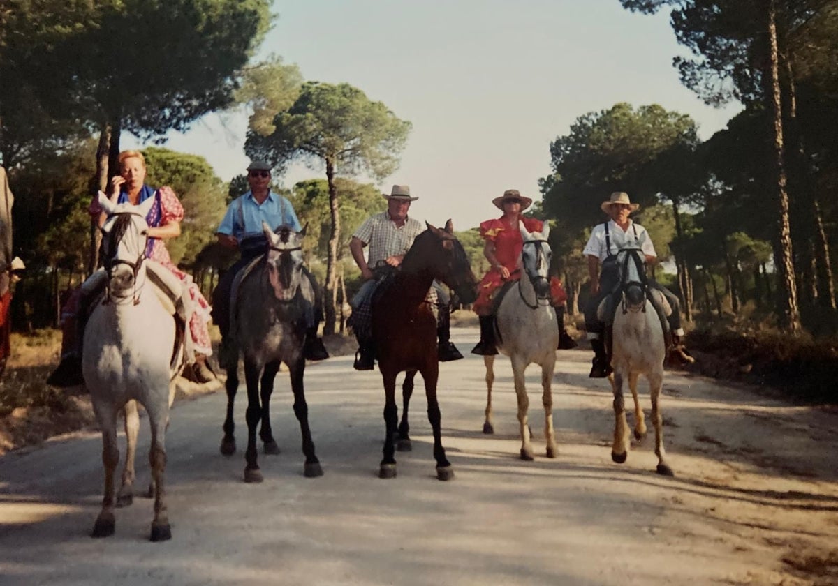 Foto antigua de uno de los primeros caminos del grupo de marochos hasta El Rocío