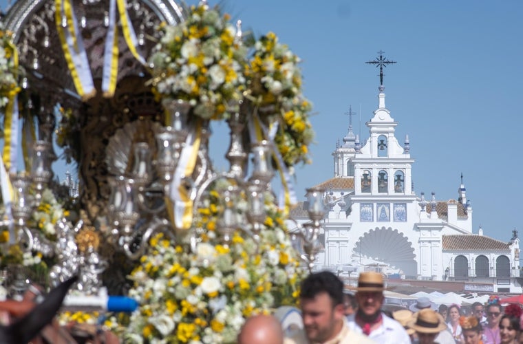 El simpecado de Emigrantes, con la ermita al fondo tras su presentación este sábado