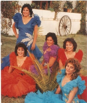 Imagen secundaria 2 - El único grupo de mujeres que cantaba por sevillanas estuvo activo entre 1984 y 1991, cuando grabaron su último disco