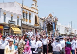 Huelva se presenta ante la Virgen del Rocío llevando la devoción de toda una ciudad