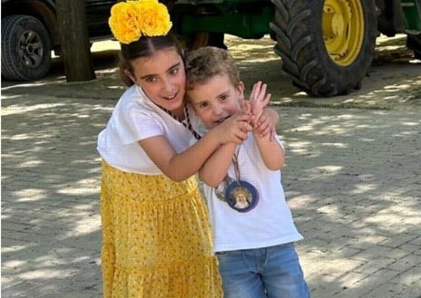Imagen secundaria 1 - Arriba Carmen con sus padres en una foto más reciente, abajo con su hermano y a la derecha en 2019, cuando la pasaron por el manto de la Virgen del Rocío