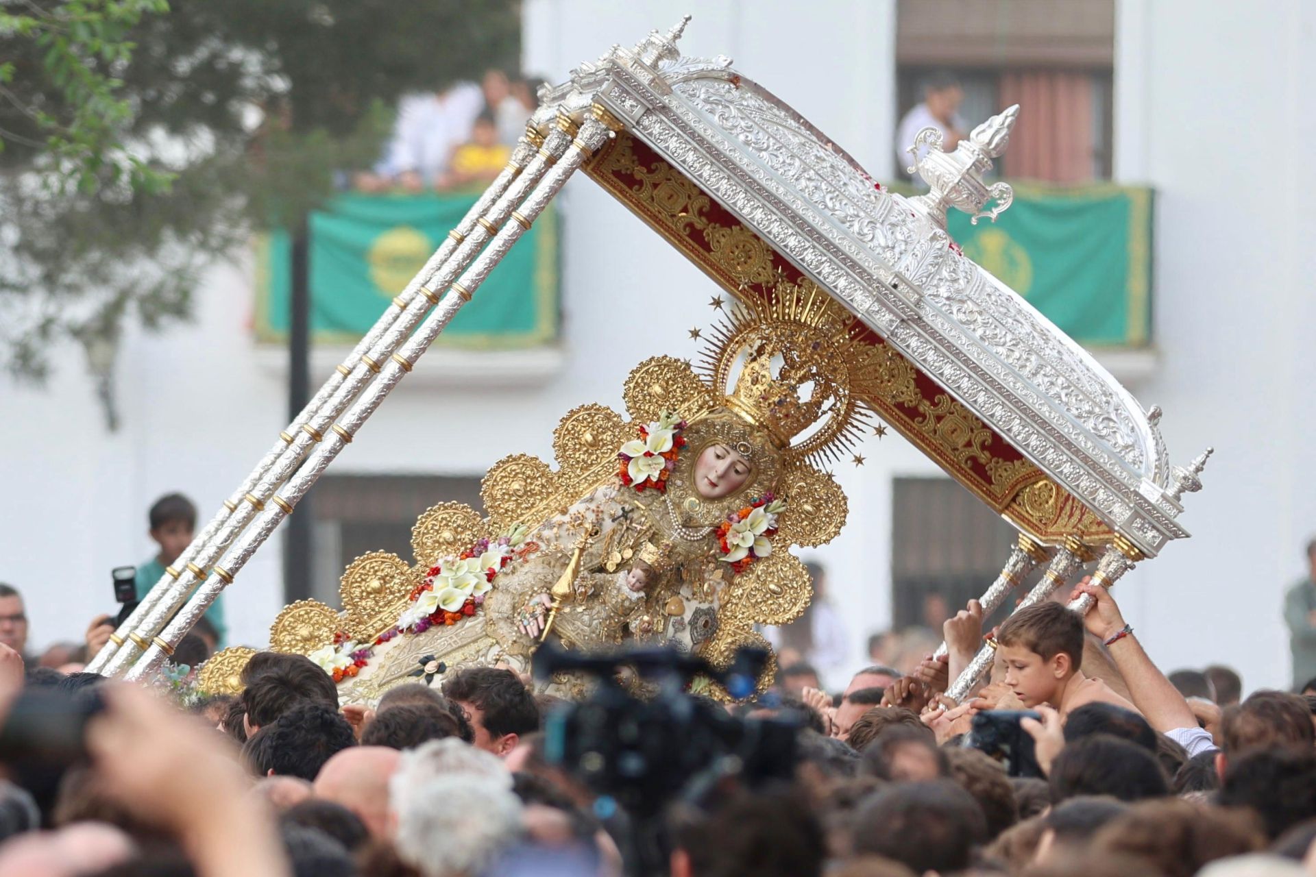 Las estampas que ha dejado la histórica procesión de la Virgen del Rocío por su aldea este 2025