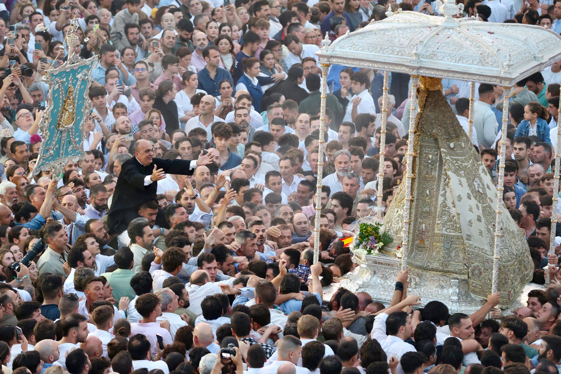 Las estampas que ha dejado la histórica procesión de la Virgen del Rocío por su aldea este 2025