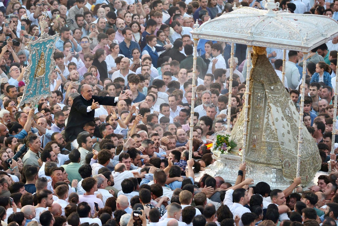 Las estampas que ha dejado la histórica procesión de la Virgen del Rocío por su aldea este 2025