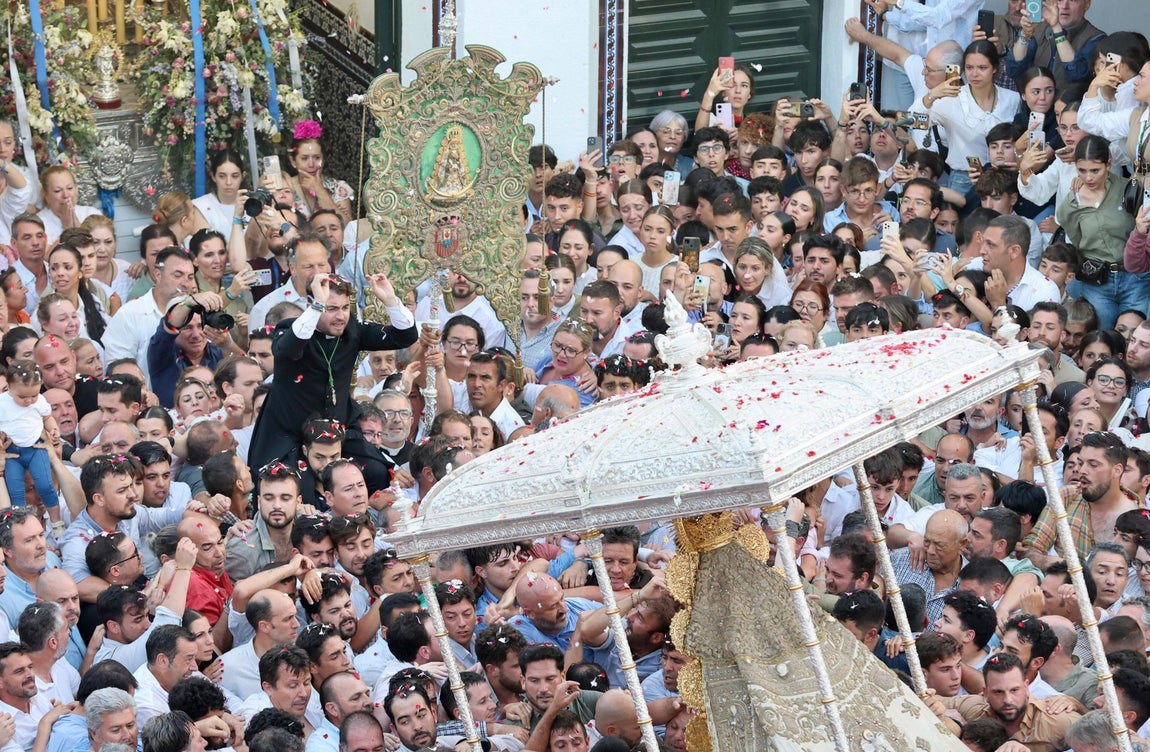 Las estampas que ha dejado la histórica procesión de la Virgen del Rocío por su aldea este 2025