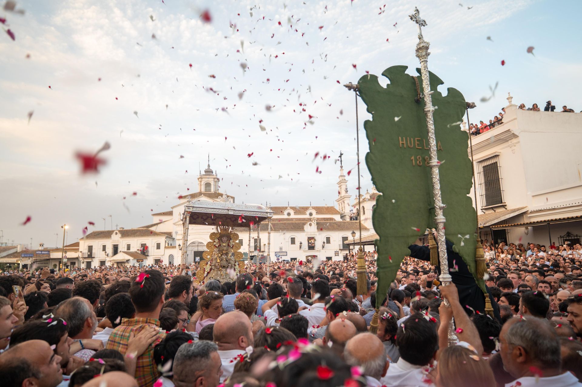 Las estampas que ha dejado la histórica procesión de la Virgen del Rocío por su aldea este 2025
