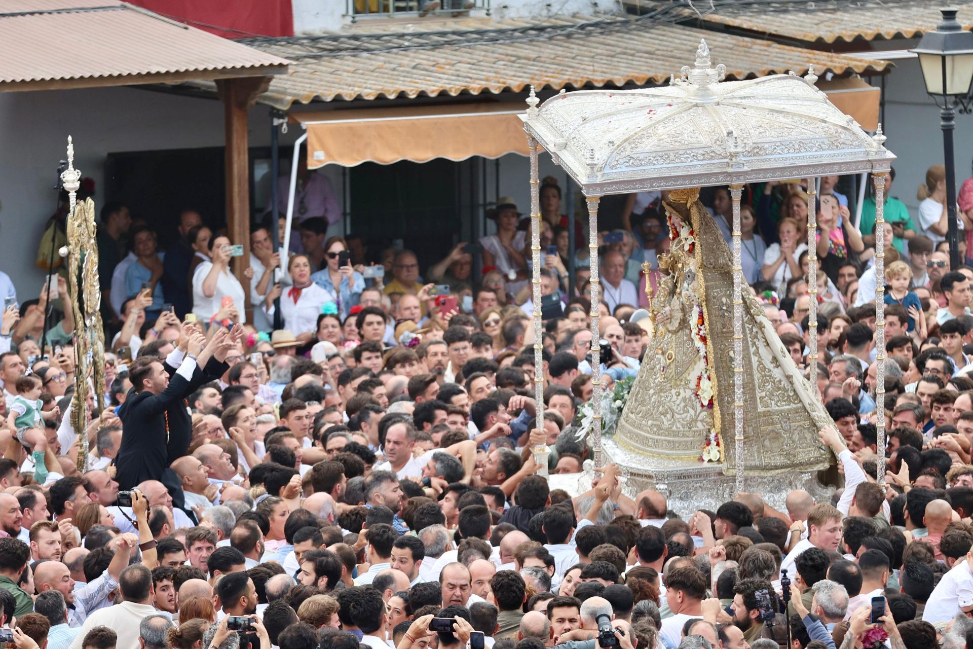 Las estampas que ha dejado la histórica procesión de la Virgen del Rocío por su aldea este 2025