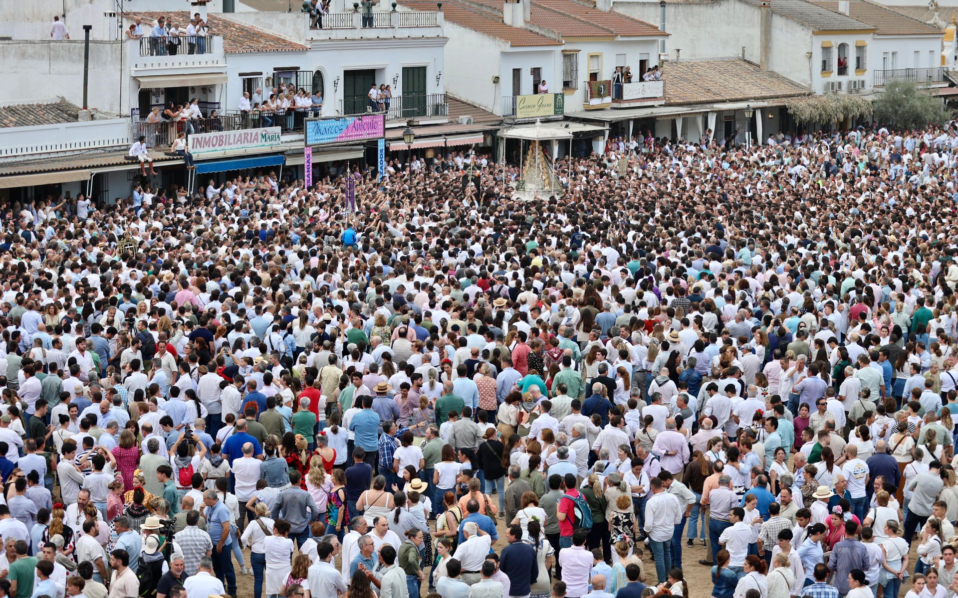 Las estampas que ha dejado la histórica procesión de la Virgen del Rocío por su aldea este 2025