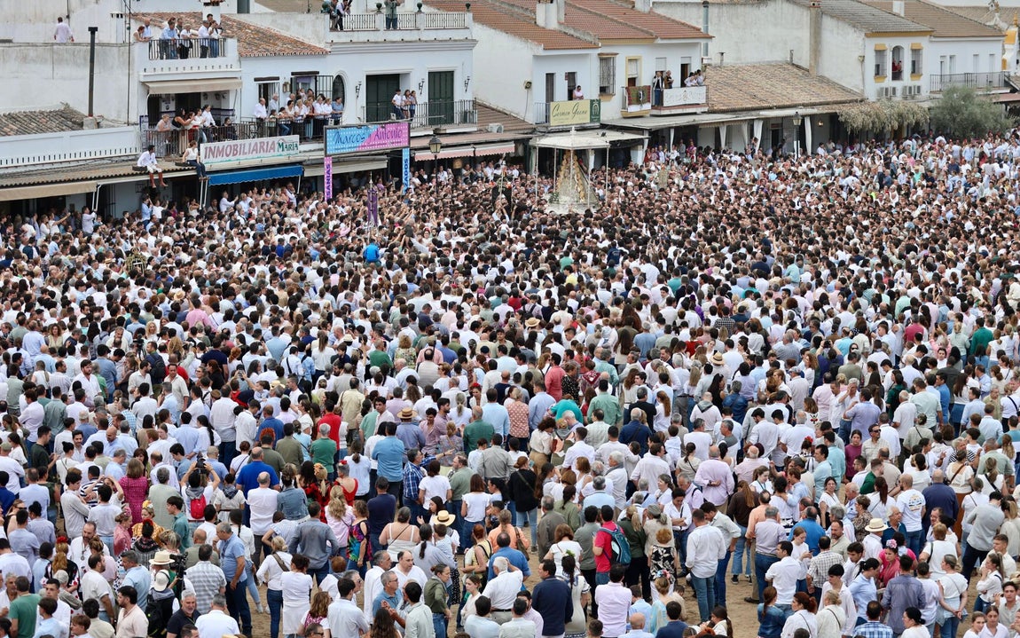 Las estampas que ha dejado la histórica procesión de la Virgen del Rocío por su aldea este 2025