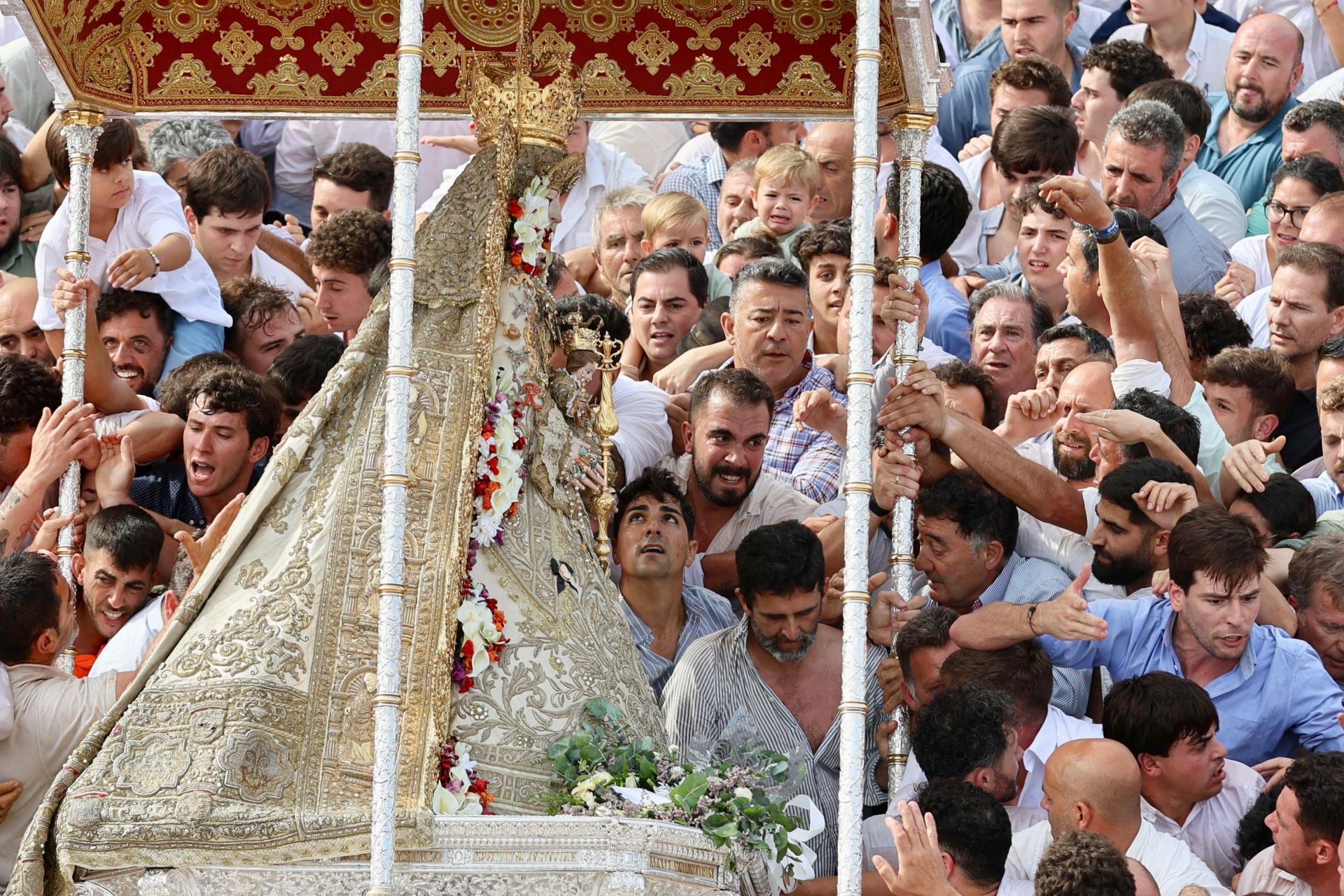 Las estampas que ha dejado la histórica procesión de la Virgen del Rocío por su aldea este 2025