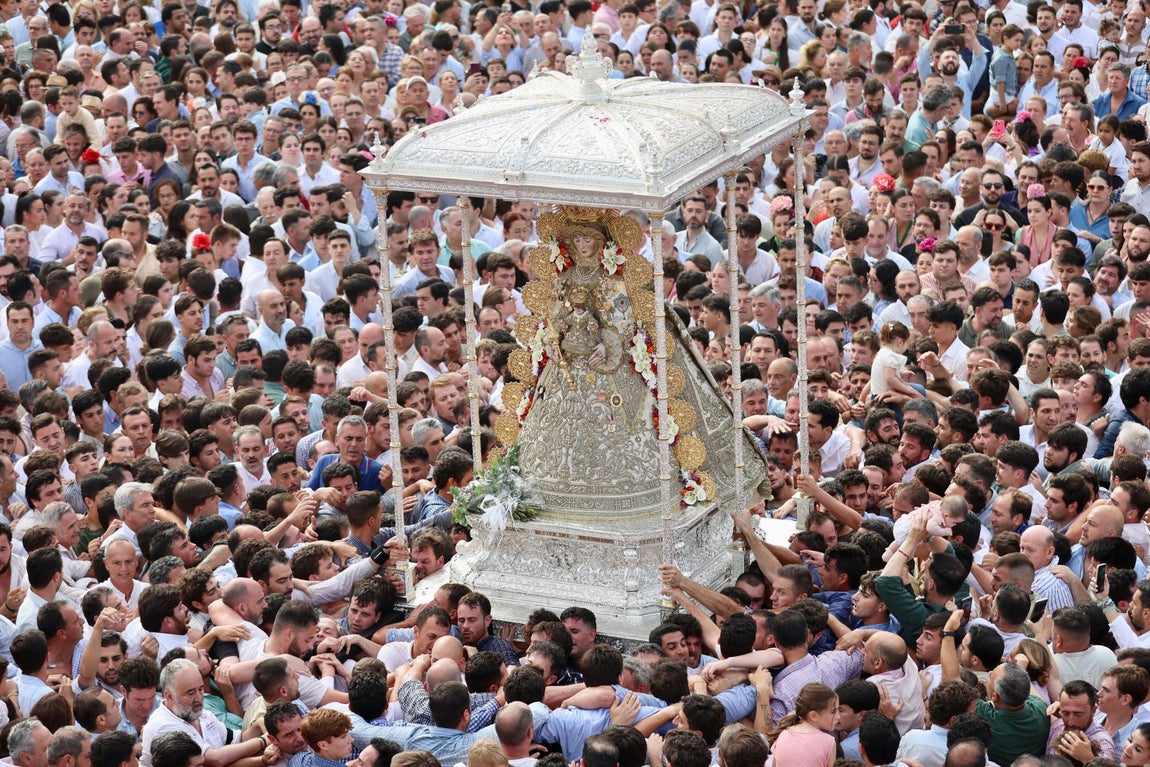 Las estampas que ha dejado la histórica procesión de la Virgen del Rocío por su aldea este 2025