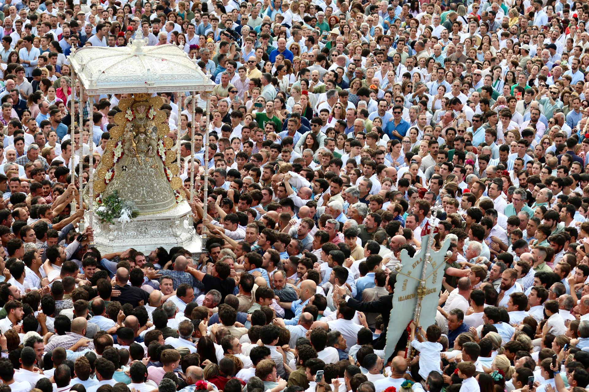 Las estampas que ha dejado la histórica procesión de la Virgen del Rocío por su aldea este 2025
