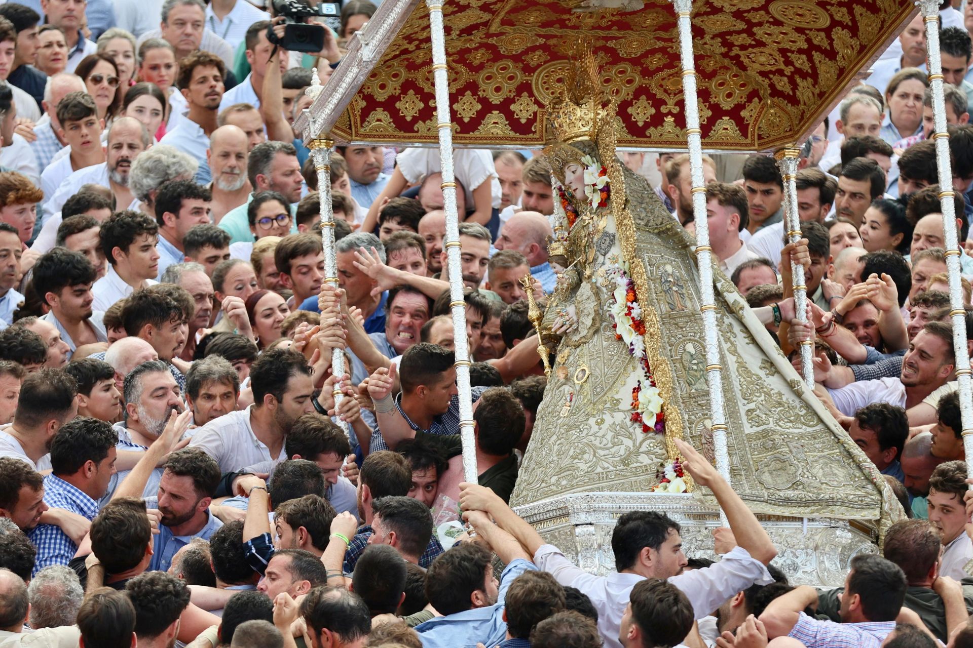 Las estampas que ha dejado la histórica procesión de la Virgen del Rocío por su aldea este 2025