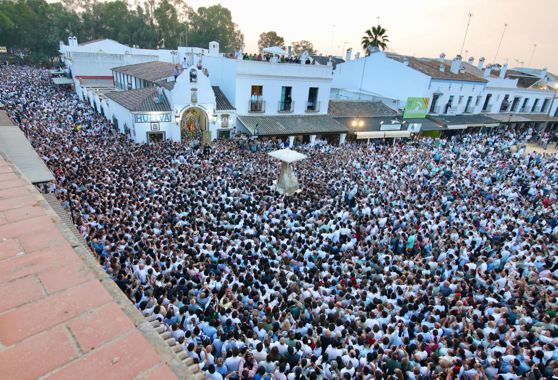 Las estampas que ha dejado la histórica procesión de la Virgen del Rocío por su aldea este 2025