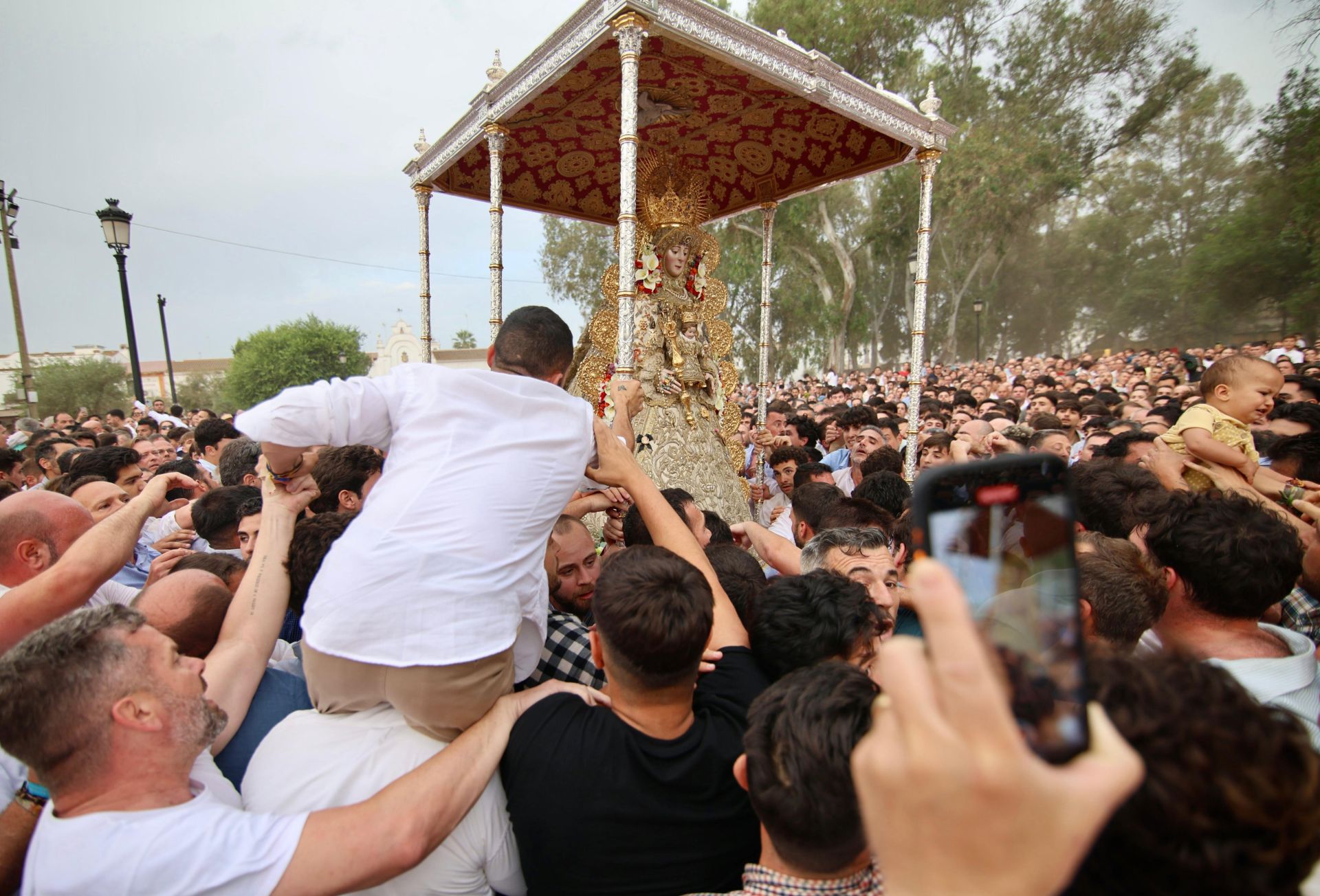 Las estampas que ha dejado la histórica procesión de la Virgen del Rocío por su aldea este 2025