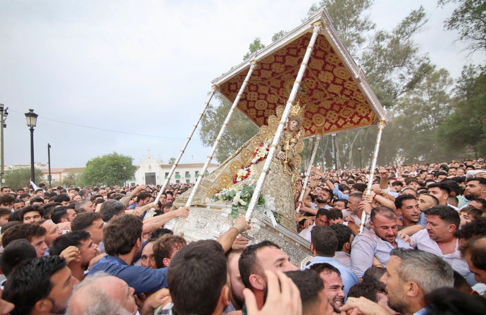 Las estampas que ha dejado la histórica procesión de la Virgen del Rocío por su aldea este 2025
