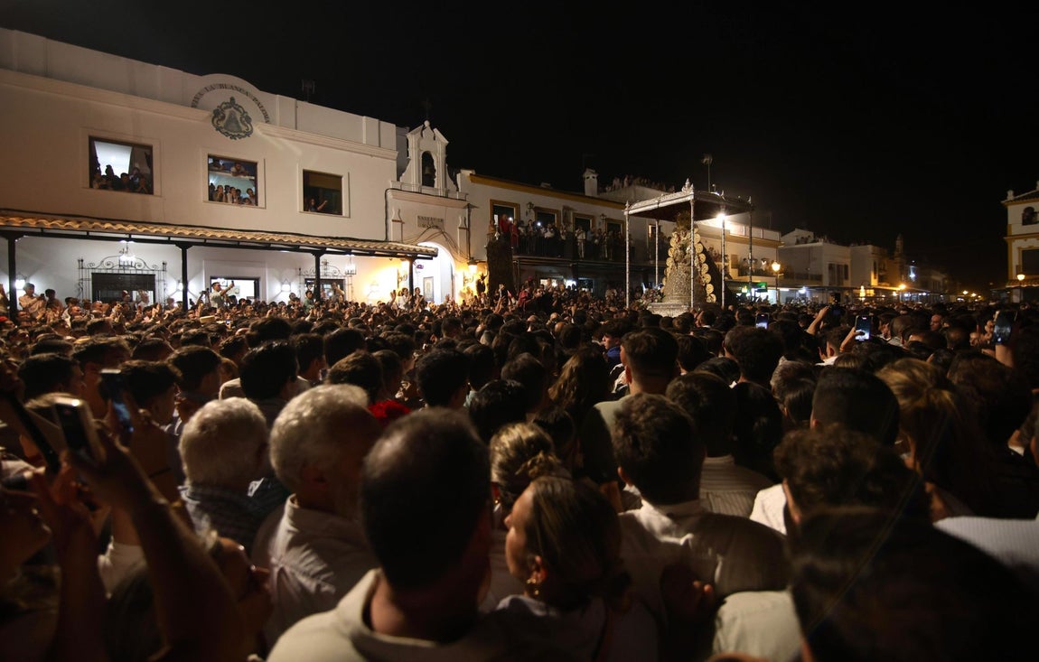 La noche más especial en la aldea del Rocío, en imágenes