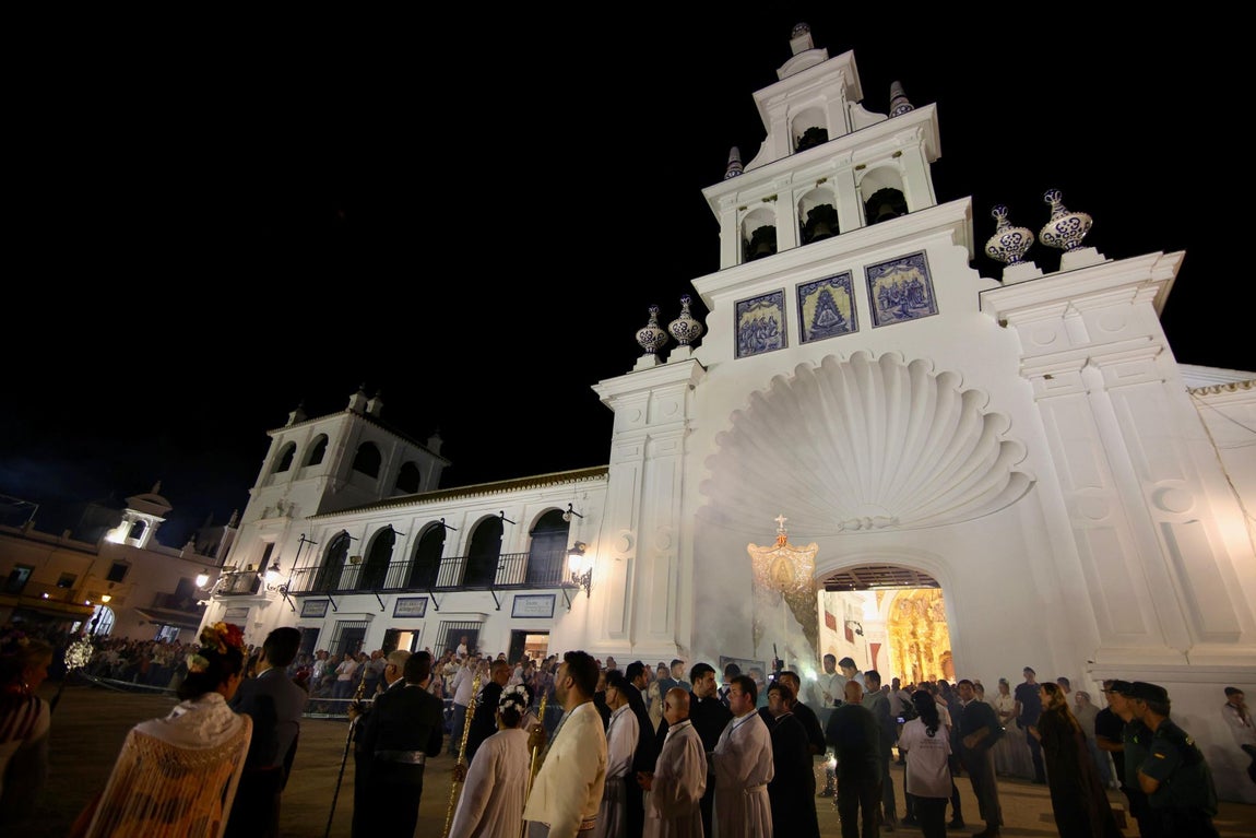 La noche más especial en la aldea del Rocío, en imágenes
