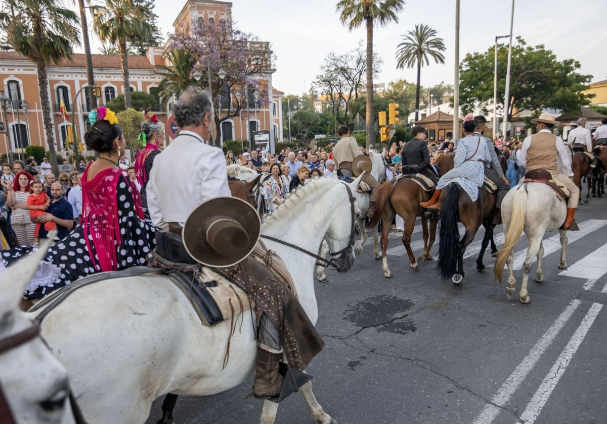 Caballistas de la Hermandad de Huelva, por la plaza del Punto