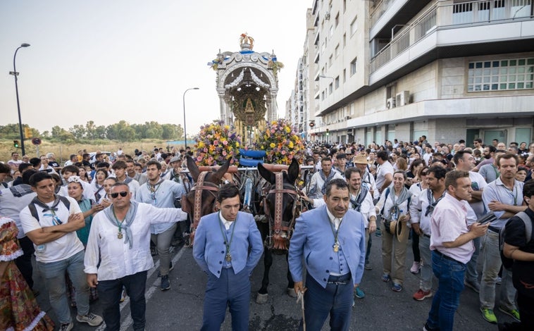 Imagen principal - Las hermandades del Rocío de Huelva y Emigrantes regresan cargadas de vivencias