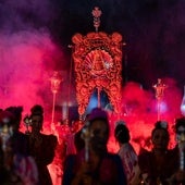 El simpecado de Emigrantes a la luz de las bengalas