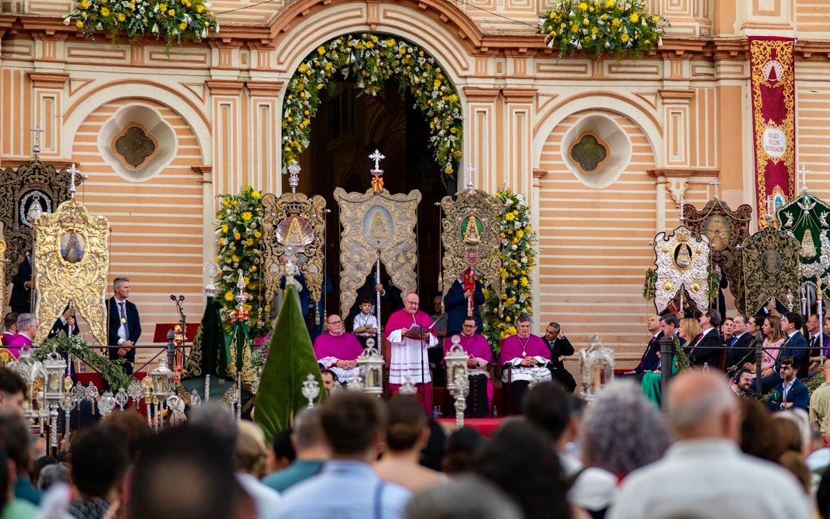 El obispo preside el rezo del rosario a las puertas de la catedral