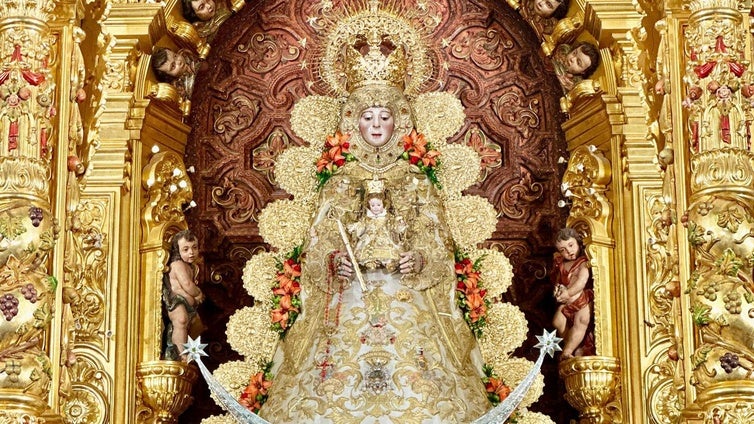 La Virgen del Rocío vuelve a su retablo tras la romería de 2025