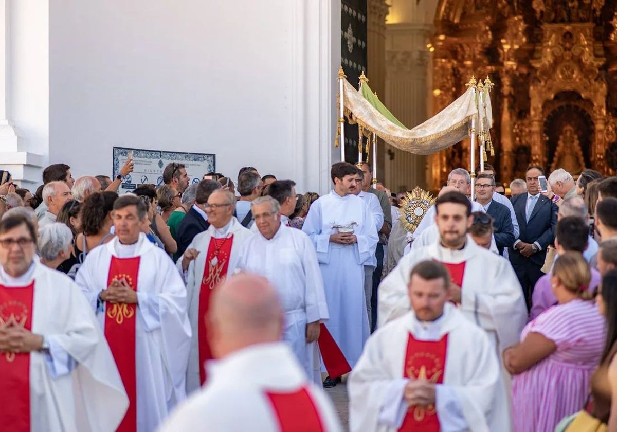 La procesión eucarística del Rocío Chico el pasado 2024