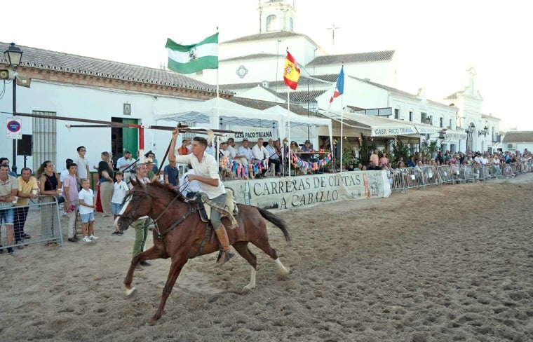 Carrera de cintas a caballo en la aldea almonteña
