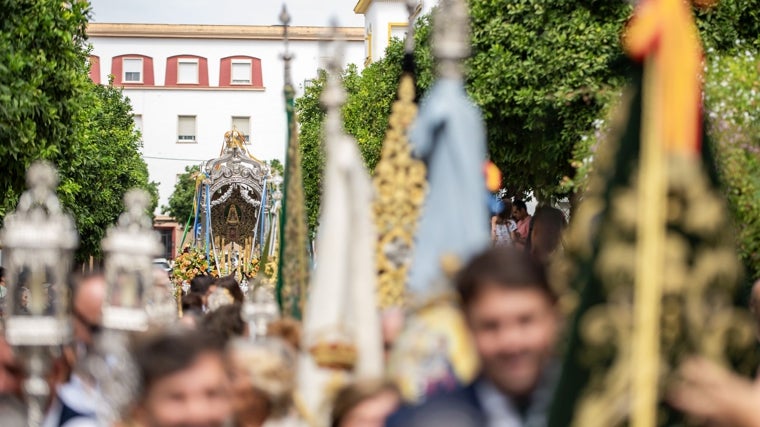 La carroza del Simpecado entre los naranjos de la Huerta Mena