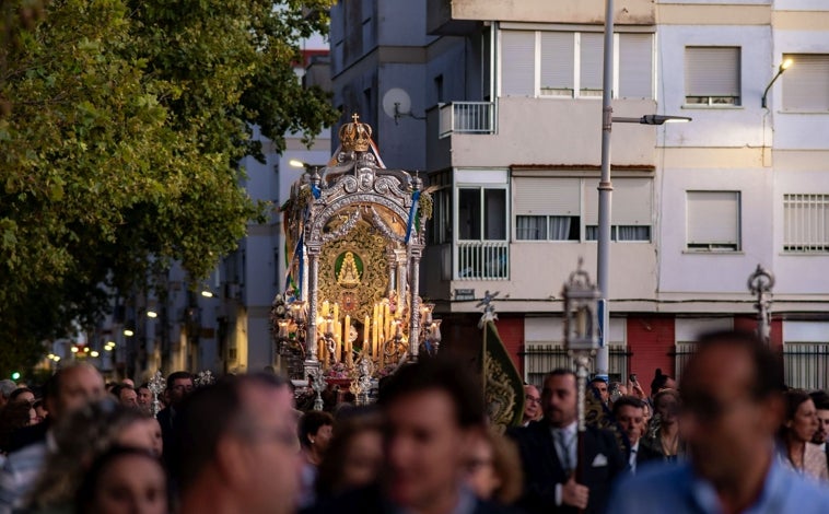 Imagen principal - Algunas de las imágenes que dejó el traslado de este domingo