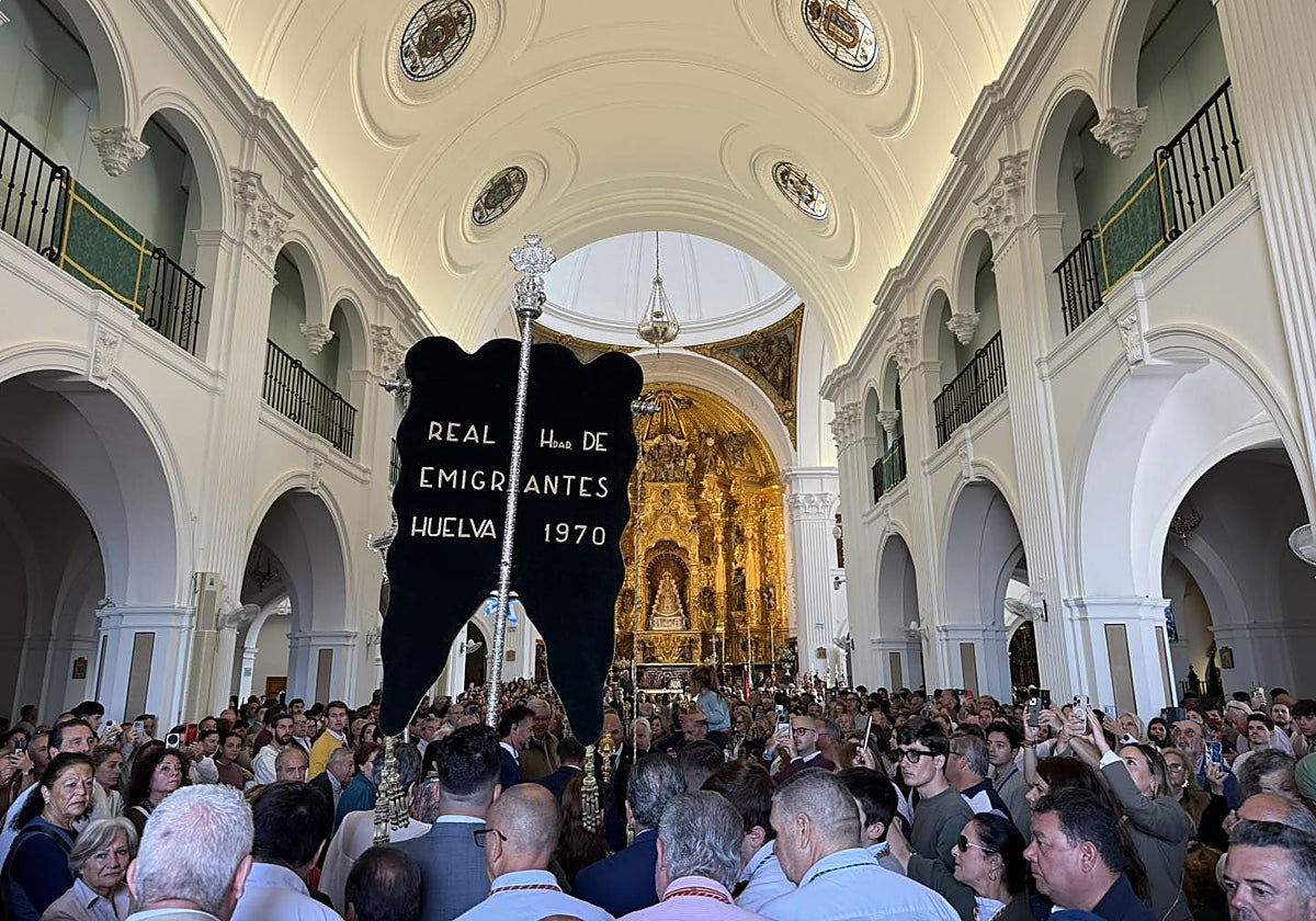 La Hermandad de Emigrantes, a su llegada a la ermita