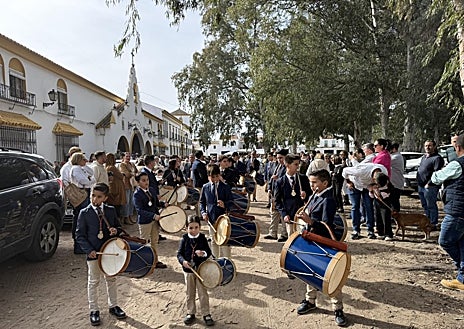 Imagen secundaria 1 - Imágenes del paso de Emigrantes por la aldea