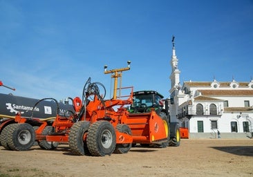 Tractores, refinadoras con GPS y desbrozadoras: así funciona la tecnología que mantendrá El Rocío transitable todo el año