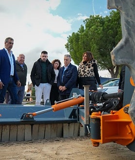 Imagen secundaria 2 - El vicario parroquial de Almonte, José Antonio Castilla, ha bendecido la nueva maquinaria en el acto de la puesta de largo