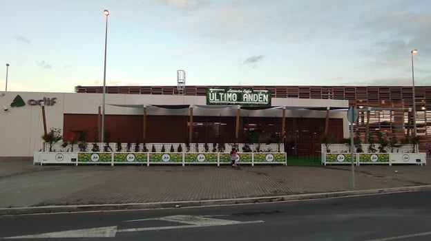 Terraza del restaurante Último Andén en la estación de trenes de Huelva