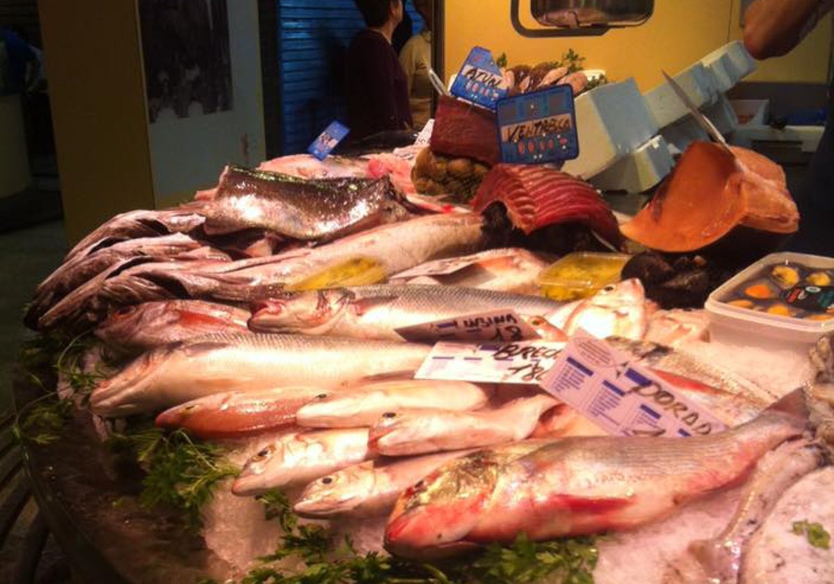 Pescados en uno de los puestos del Mercado del Carmen, en Huelva