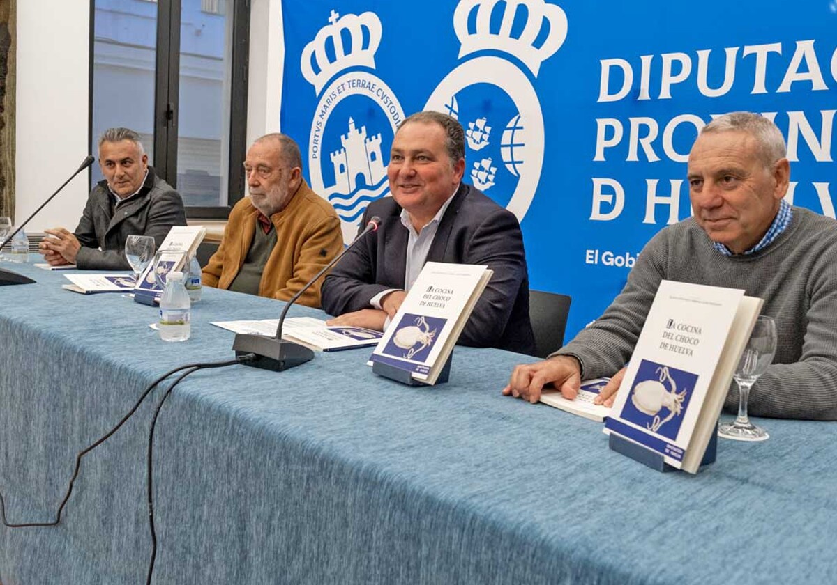 El presidente David Toscano con los autores del libro