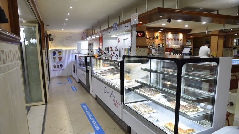 Vitrinas de pasteles y helados de la Heladería Cafetería Ciervo Azul