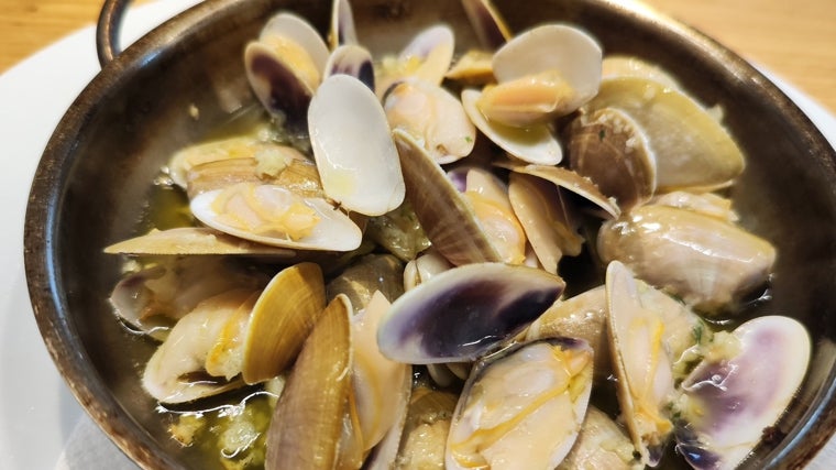 Plato de coquinas servido en el Restaurante Consolación, en Cartaya