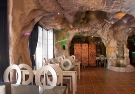 El peculiar bar de un pueblo de Huelva que se encuentra dentro de una cueva: te sentirás como en un cuento